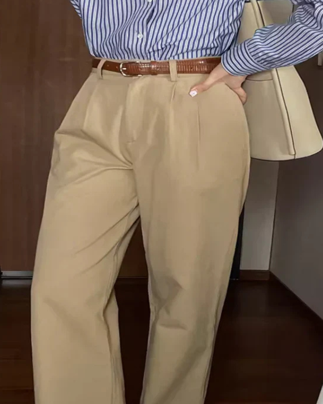 HOSE MIT GÜRTEL UND GERADEM BEIN