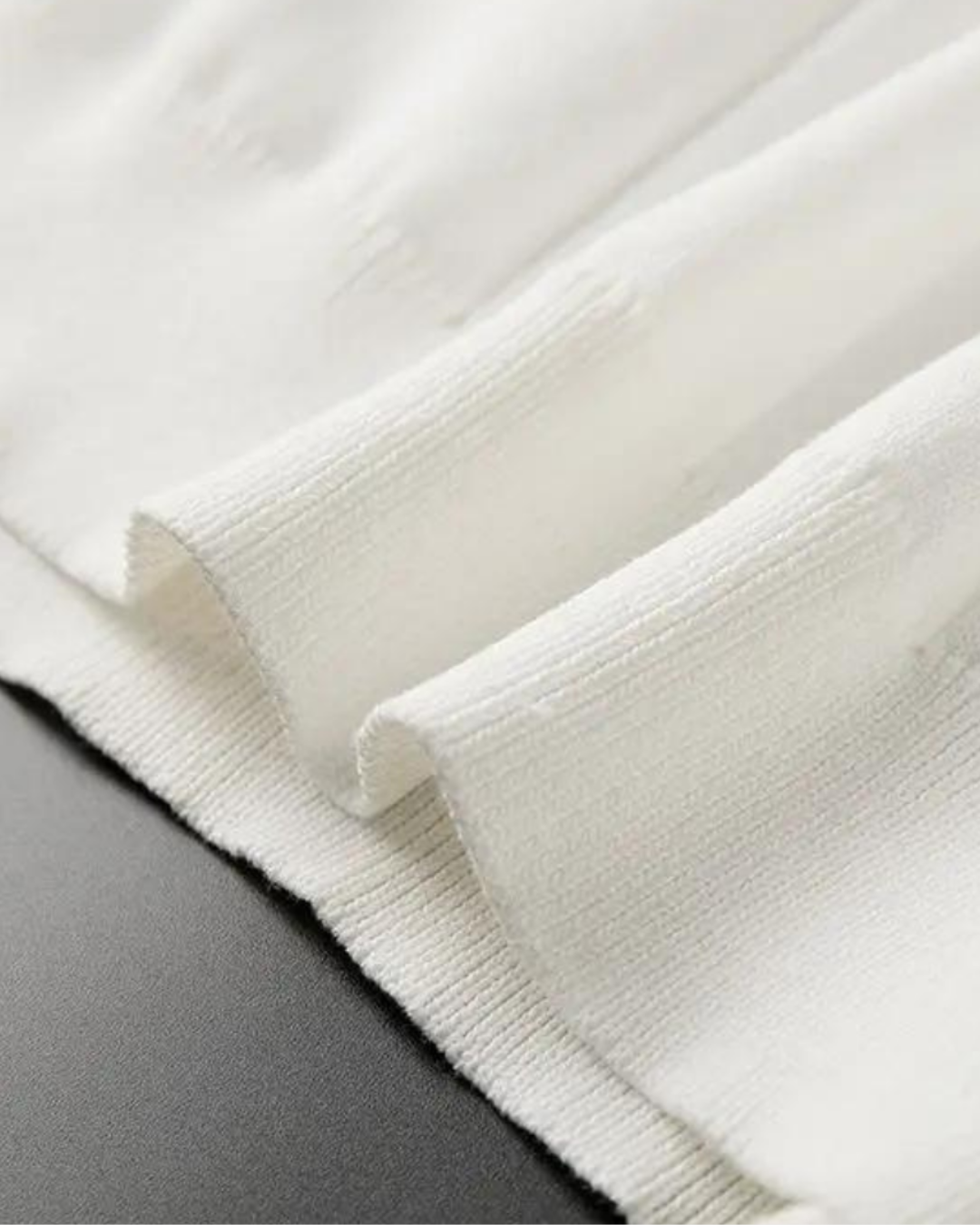 ELEGANTES POLOSHIRT MIT VERTIKALEM EINSATZ