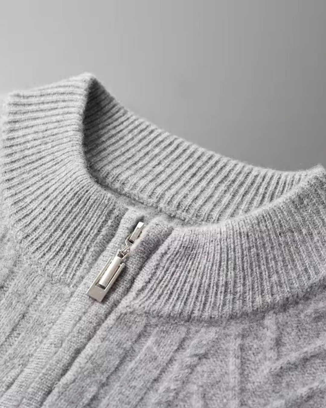 STRUKTURIERTER PULLOVER MIT HALBEM REISSVERSCHLUSS UND ZOPFMUSTER