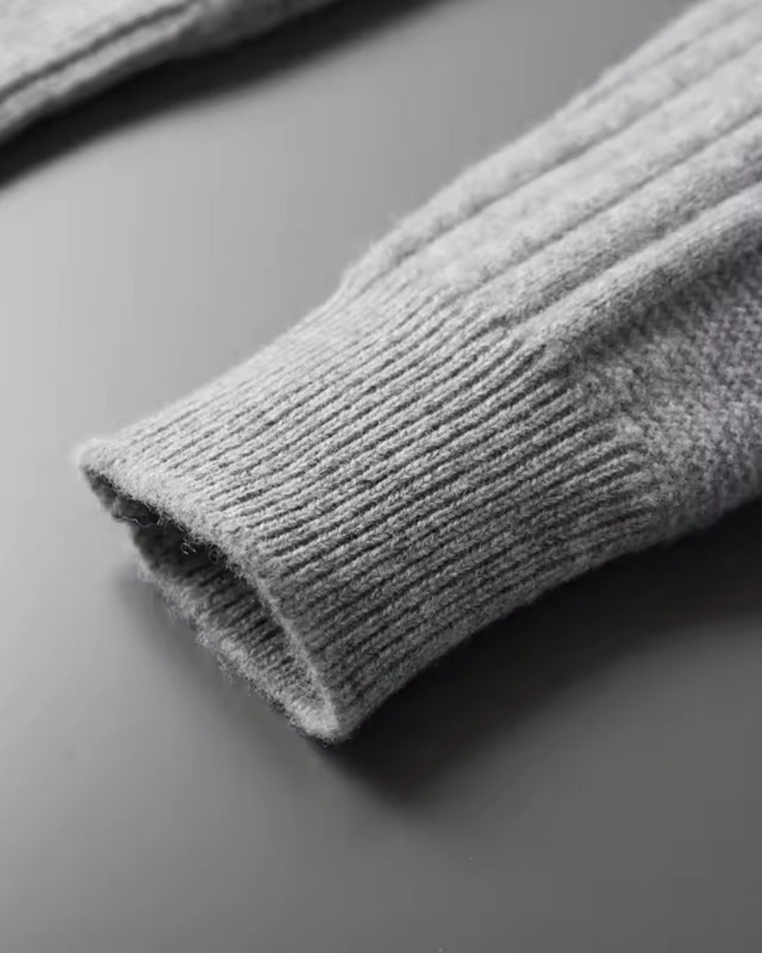 STRUKTURIERTER PULLOVER MIT HALBEM REISSVERSCHLUSS UND ZOPFMUSTER