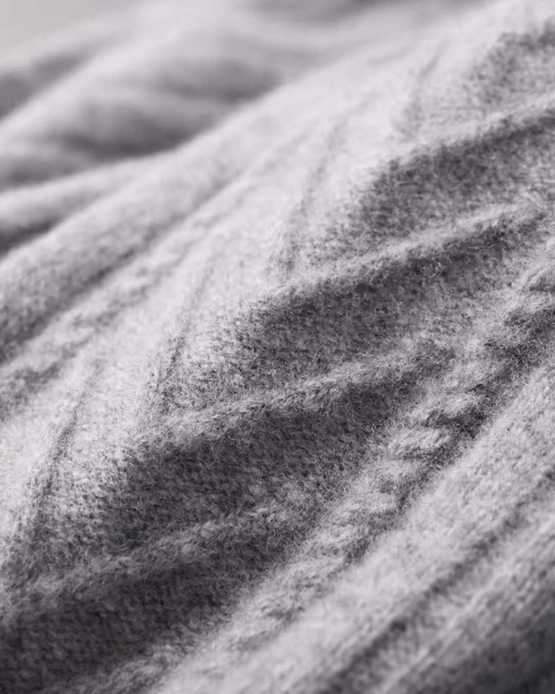 STRUKTURIERTER PULLOVER MIT HALBEM REISSVERSCHLUSS UND ZOPFMUSTER