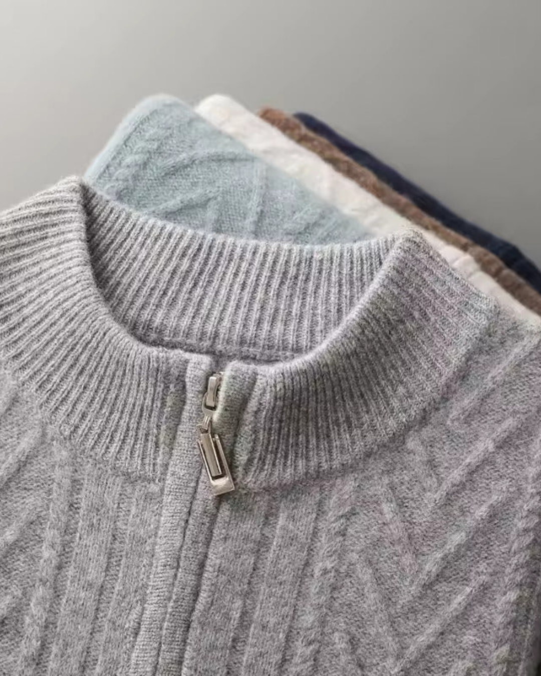 STRUKTURIERTER PULLOVER MIT HALBEM REISSVERSCHLUSS UND ZOPFMUSTER
