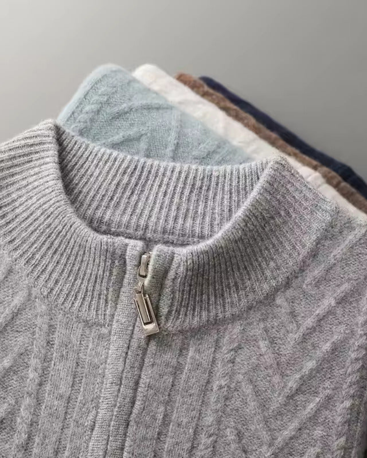 STRUKTURIERTER PULLOVER MIT HALBEM REISSVERSCHLUSS UND ZOPFMUSTER