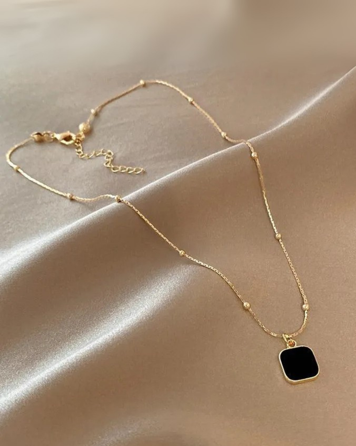 MINIMAL GOLD BLACK PENDANT NECKLACE