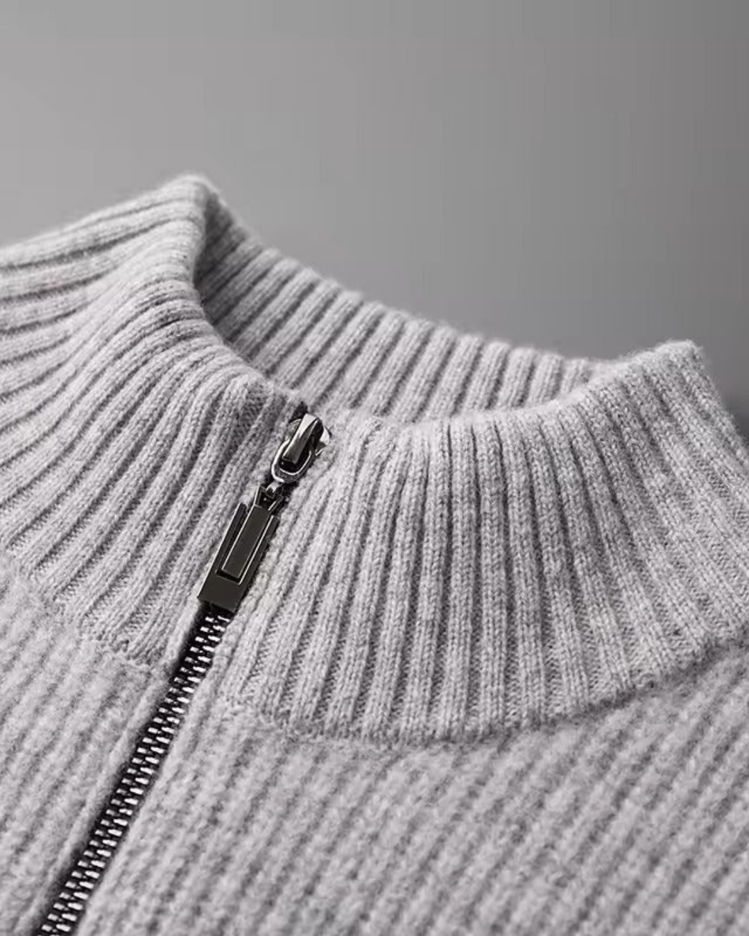 MODERNER GERIPPTER PULLOVER MIT DURCHGEHENDEM REISSVERSCHLUSS