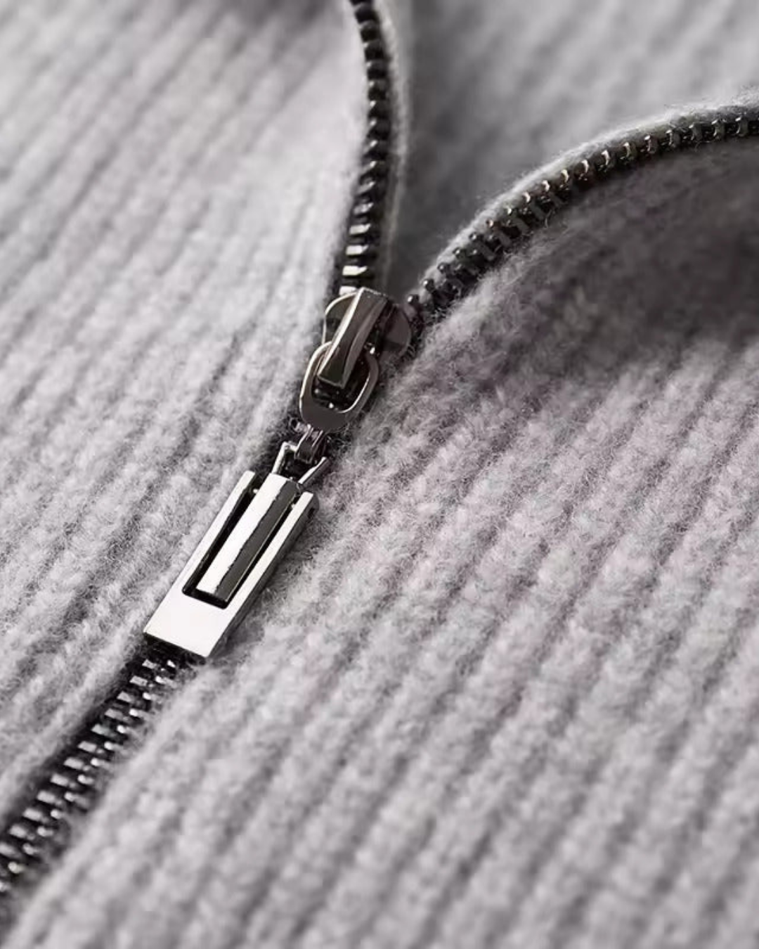 MODERNER GERIPPTER PULLOVER MIT DURCHGEHENDEM REISSVERSCHLUSS