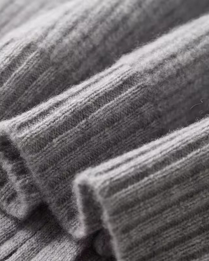MODERNER GERIPPTER PULLOVER MIT DURCHGEHENDEM REISSVERSCHLUSS