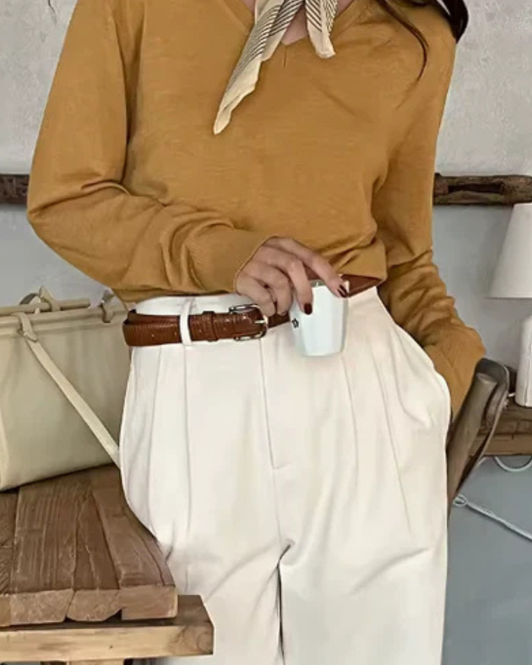HOSE MIT GÜRTEL UND GERADEM BEIN
