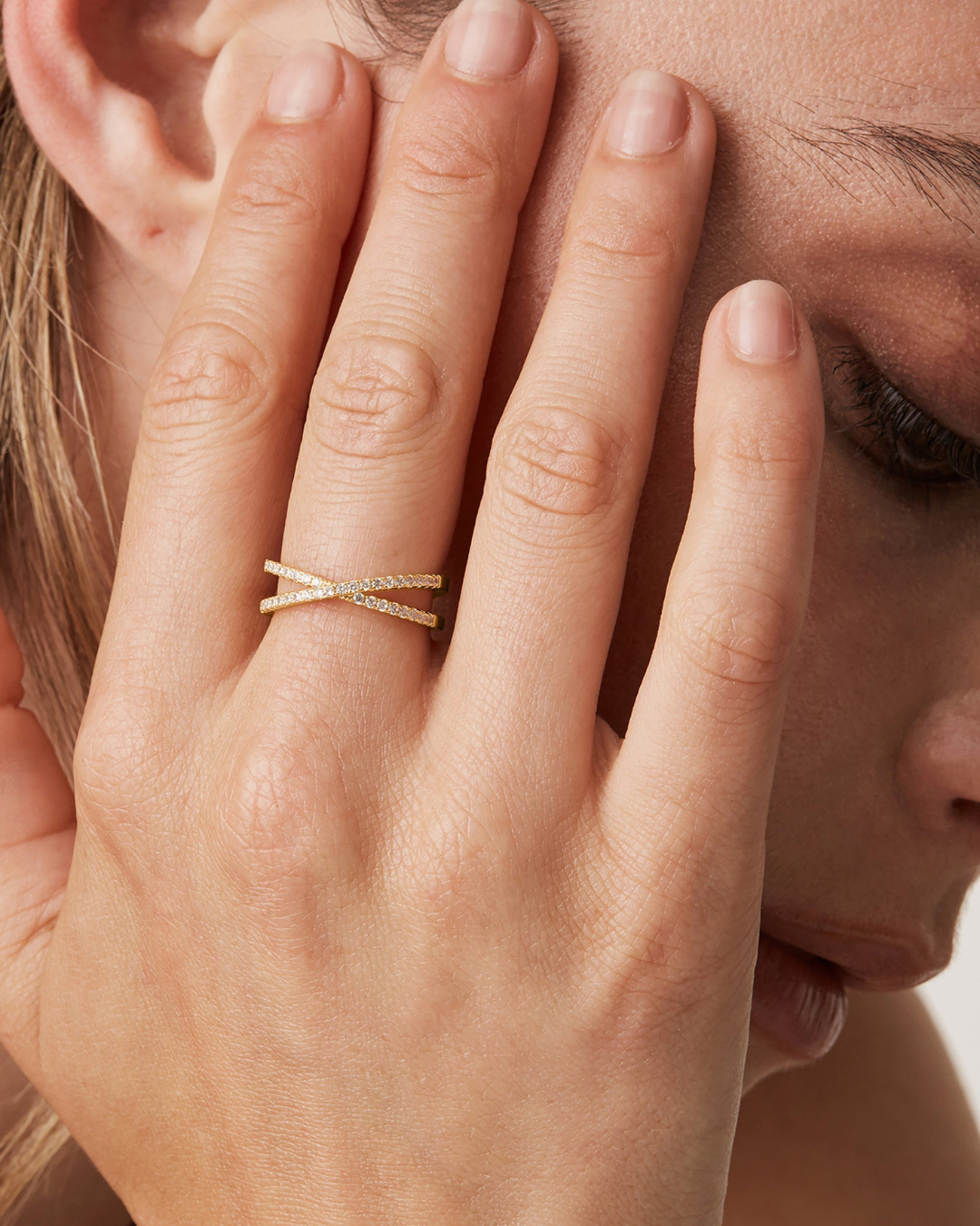 ELEGANT CROSS-BAND DIAMOND RING