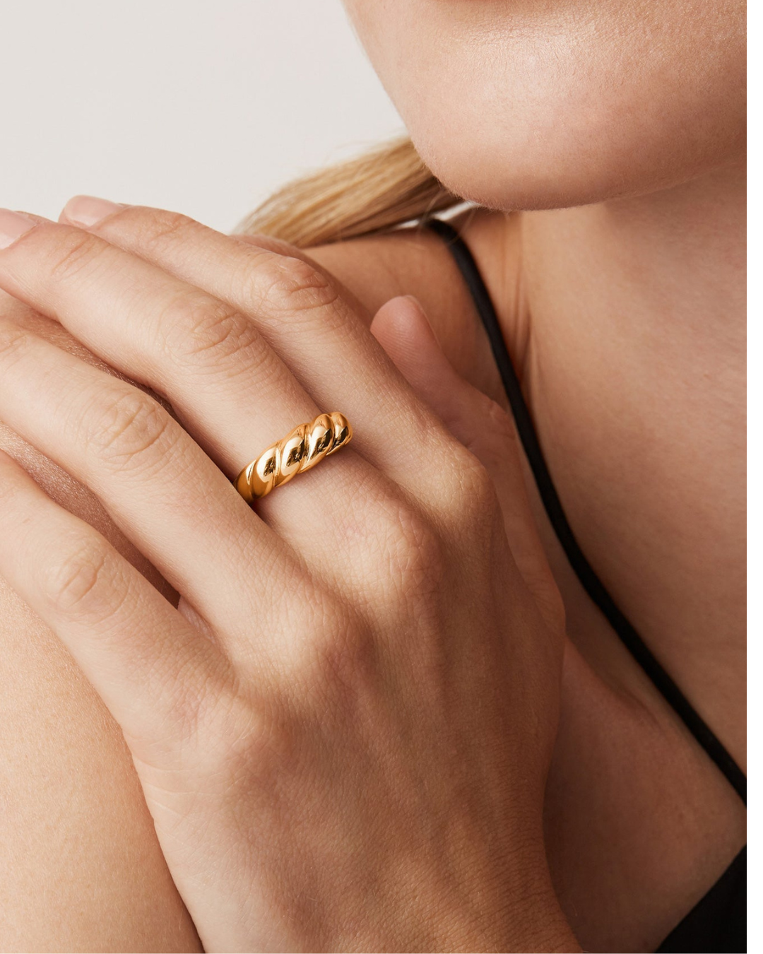 SCULPTED TWIST BAND RING