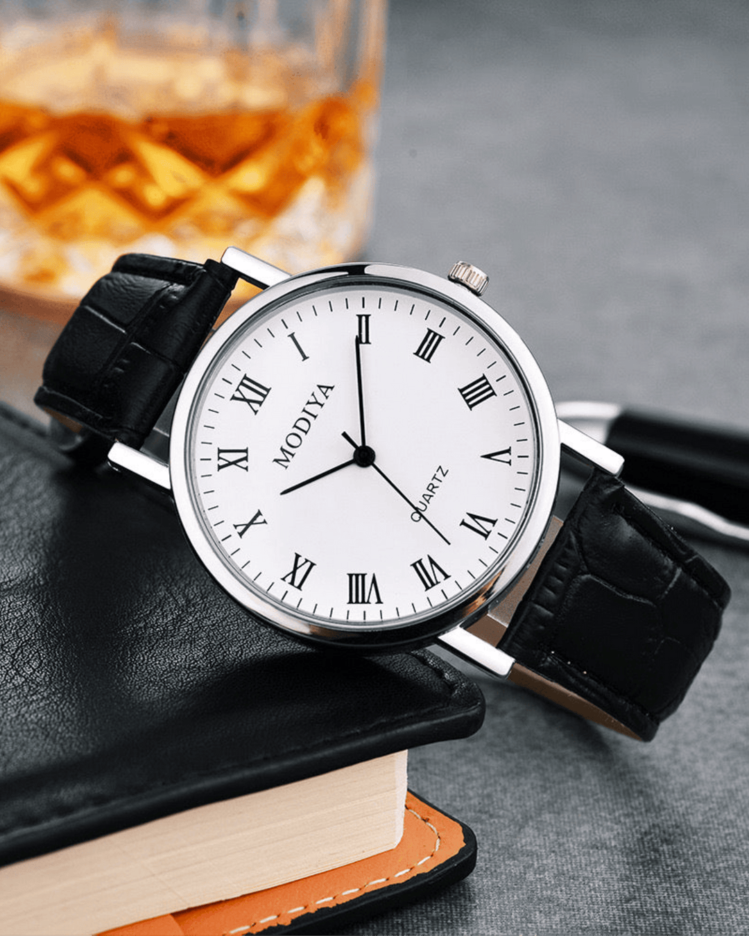 KLASSISCHE LEDERUHR MIT RÖMISCHEM ZIFFERBLATT